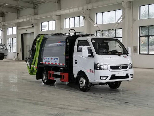 東風小型藍牌壓縮式垃圾車