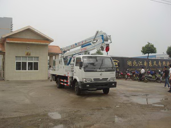 東風多利卡消防車帶高空作業平臺